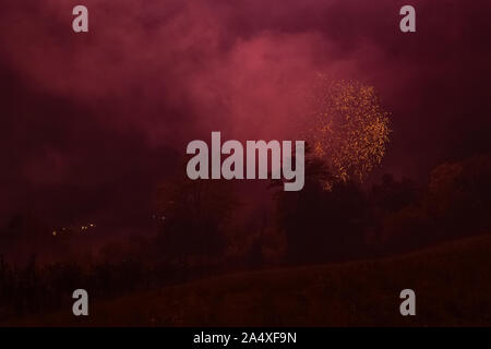 Orange Feuerwerk vor dem Hintergrund des Sternenhimmels Stockfoto