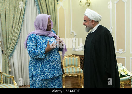 Teheran, Iran. 16 Okt, 2019. Der iranische Präsident Hassan Ruhani (R) trifft sich mit Besuch der südafrikanische Minister für Internationale Beziehungen und Zusammenarbeit Naledi Pandor im Präsidentenpalast in Teheran, Iran, am Okt. 16, 2019. Credit: Ahmad Halabisaz/Xinhua/Alamy leben Nachrichten Stockfoto