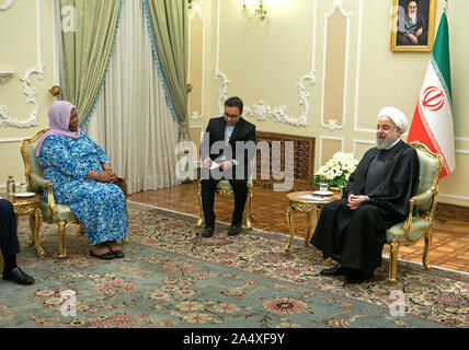 Teheran, Iran. 16 Okt, 2019. Der iranische Präsident Hassan Ruhani (R) trifft sich mit Besuch der südafrikanische Minister für Internationale Beziehungen und Zusammenarbeit Naledi Pandor (L) im Präsidentenpalast in Teheran, Iran, am Okt. 16, 2019. Credit: Ahmad Halabisaz/Xinhua/Alamy leben Nachrichten Stockfoto