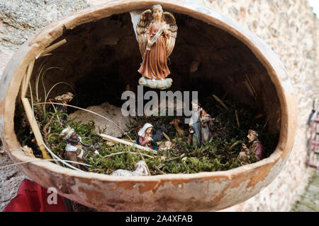 Borgio Verezzi, Italien - 8. Dezember 2018: Miniatur Krippenspiel in einen Kürbis gebaut Stockfoto