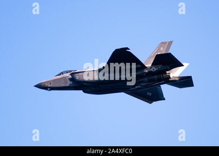 Okt 12, 2019 San Francisco/CA/USA - in der Nähe von F-35 Fighter Jet fliegen an der 39th Fleet Week Air Show; die F-35 Lightning II wurde von Lo entwickelt Stockfoto