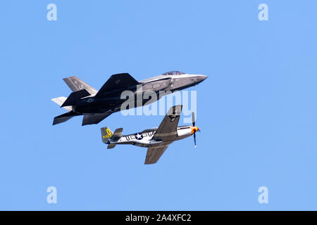 Okt 12, 2019 San Francisco/CA/USA - in der Nähe von F-35 Fighter Jet fliegen neben North American P-51D Mustang "Wee Willy II' für den historischen fli Stockfoto