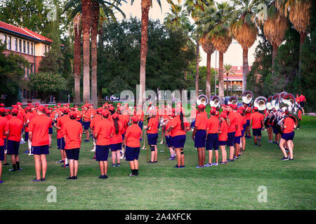 Der Stolz von Arizona UA Marching Band auf dem Campus in der Dämmerung in Tucson AZ Stockfoto