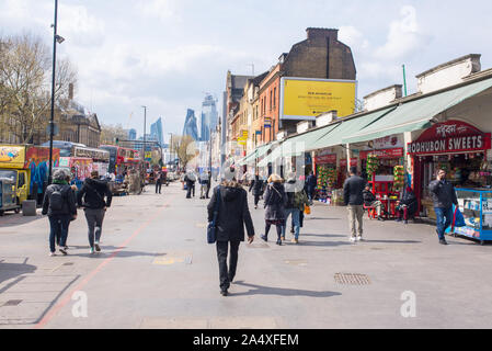 Whitechapel, London, England, UK - April 2019: beschäftigte Straße mit Menschen zu Fuß in der Whitechapel Road, Shadwell, East London, Großbritannien Stockfoto