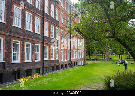 Gray's Inn Spaziergänge Gärten. Leute genießen Gray's Inn Fields Park im Sommer. Holborn, London, UK Stockfoto