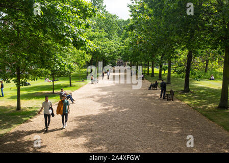 Gray's Inn Spaziergänge Gärten. Leute genießen Gray's Inn Fields Park im Sommer. Holborn, London, UK Stockfoto