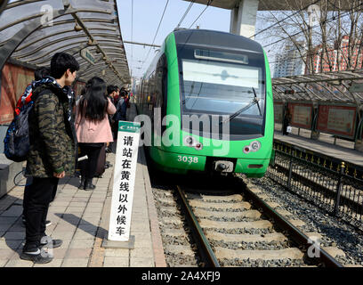 Die Stadtbahn Zug am Kangzhuang Station auf der Linie 3 der U-Bahn in der Stadt Changchun im Nordosten Chinas Stockfoto