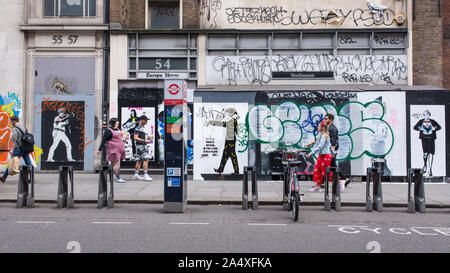 Menschen zu Fuß im Great Marlborough Street, Soho vor Wänden in Graffiti Wandmalereien und Street Art abgedeckt Stockfoto