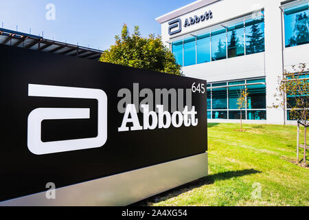 Okt 15, 2019 Sunnyvale/CA/USA - Nahaufnahme von Abbott Laboratories Zeichen an Ihrem Hauptsitz im Silicon Valley; Abbott Laboratories ist ein amerikanischer m Stockfoto