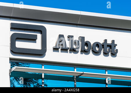 Okt 15, 2019 Sunnyvale/CA/USA - Nahaufnahme von Abbott Laboratories Zeichen an Ihrem Hauptsitz im Silicon Valley; Abbott Laboratories ist ein amerikanischer m Stockfoto