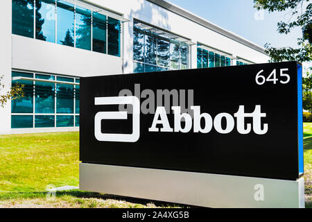 Okt 15, 2019 Sunnyvale/CA/USA - Nahaufnahme von Abbott Laboratories Zeichen an Ihrem Hauptsitz im Silicon Valley; Abbott Laboratories ist ein amerikanischer m Stockfoto