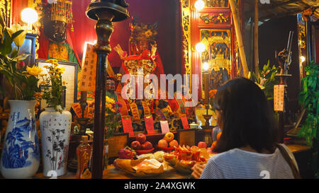 Hongkong, China - OKTOBER 2, 2017: weibliche Anbeter bei Man Mo Tempel beten in Hong Kong Stockfoto