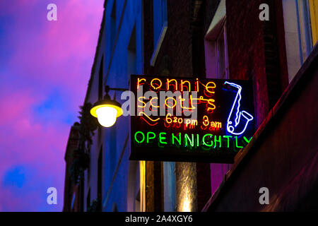 Neon Schild über Jazz Club der berühmten Ronnie Scott's, Frith Street, Soho, London, UK Stockfoto