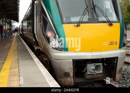 Iarnród Éireann irischer Bahnzug am Bahnhof Mallow Irland. Irish Rail 22000-Klasse Diesel-Mehrfacheinheit oder DMU-Lok im Einsatz Stockfoto