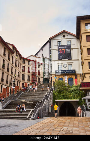 Die Treppe, die den Berg von Miguel Unamuno Plaza, Mallonako bidarriak und der Eingangstunnel zu U-Bahnhaltestelle Zazpi Kaleak Stockfoto