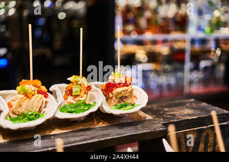 Aufwändige pinchos Linie der Bar Restaurant Víctor Montes jatetxea auf dem Hauptplatz der Altstadt von Bilbao Stockfoto