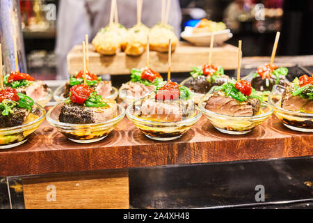 Aufwändige pinchos Linie der Bar Restaurant Víctor Montes jatetxea auf dem Hauptplatz der Altstadt von Bilbao Stockfoto