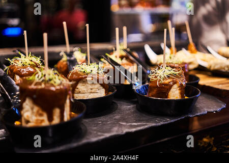 Aufwändige pinchos Linie der Bar Restaurant Víctor Montes jatetxea auf dem Hauptplatz der Altstadt von Bilbao Stockfoto