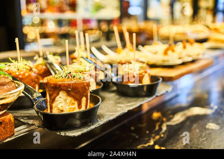 Aufwändige pinchos Linie der Bar Restaurant Víctor Montes jatetxea auf dem Hauptplatz der Altstadt von Bilbao Stockfoto