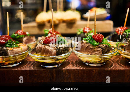 Aufwändige pinchos Linie der Bar Restaurant Víctor Montes jatetxea auf dem Hauptplatz der Altstadt von Bilbao Stockfoto