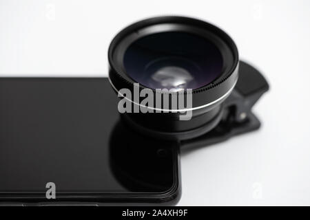 Makro objektiv auf dem Smartphone Kamera angeschlossen. Stockfoto