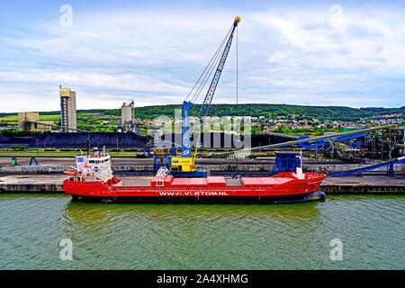Seine La Havre Bereich Rouen 14 August 2019 bulk carrier Velserdijk durch Kran mit Kohle beladen Stockfoto