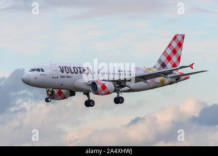 Volotea Airbus A319 Jet Airliner Flugzeug EC-MTF landet am Flughafen London Southend, Southend on Sea, Essex, Großbritannien. Spanische Billigfluggesellschaft Stockfoto