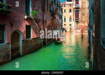 Gondeln auf Kanal in Venedig, Italien Stockfoto