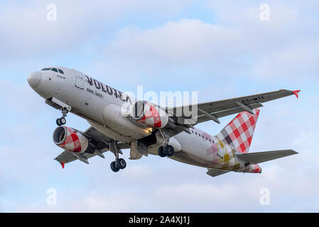 Volotea Airbus A319 Jet Airliner Flugzeug EC-MTF startet am London Southend Airport, Southend auf Sea Essex, Großbritannien. Spanische Billigfluggesellschaft Stockfoto
