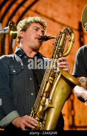 Bariton Saxophon Spieler mit Lukas Nelson, band Versprechen des Echten, Country Rock Musik live, am Bauernhof, in East Troy, Wisconsin, USA Stockfoto