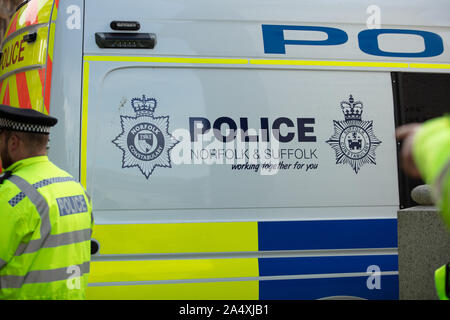 London, Großbritannien. Oktober 2019. Police van zwei Offiziere in gelben Westen von Norfolk und Suffolk Kraft im Freien im aktiven Dienst gesehen Kredit: Joe Kuis / Alamy News Stockfoto