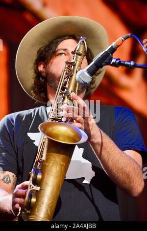 Tenor Saxophonist mit Lukas Nelson, band Versprechen des Echten, Country Rock Musik live, am Bauernhof, in East Troy, Wisconsin, USA Stockfoto