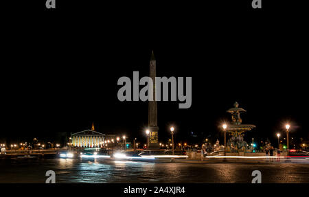 Place de la Concorde und Obelisk von Luxor bei Nacht - Paris, Frankreich Stockfoto