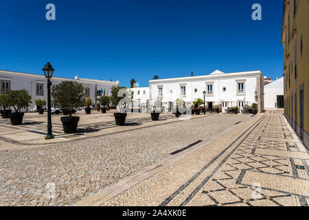 Blick auf den Hauptplatz der Zitadelle von Cascais und die typisch portugiesische weißer und schwarzer Stein Pflaster, Portugal Stockfoto