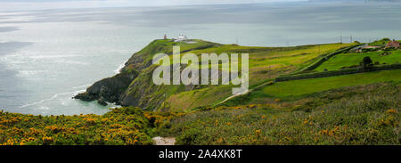 Panorama der schönen Landschaft von Howth Head mit Baily Lighthouse und grüne Felder, County Dublin, Irland Stockfoto