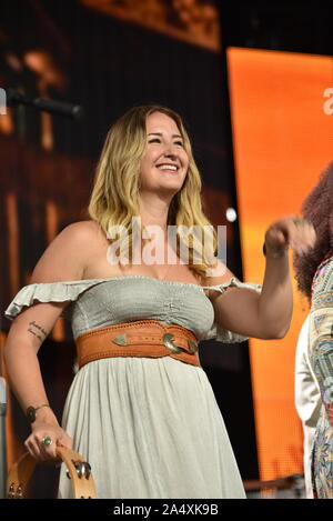 Margo Preis, einem berühmten und talentierten American Country Sänger und Songschreiber in Nashville, TN, in den landwirtschaftlichen Beihilfen durchführen, in East Troy, Wisconsin, USA Stockfoto