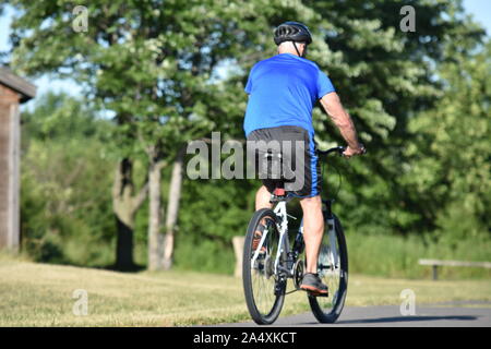 Männliche Radfahrer Arbeiten heraus tragen Helm Reiten Fahrrad Stockfoto