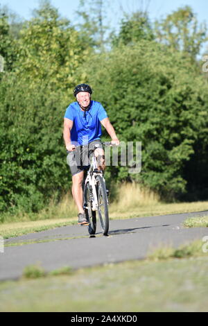 Happy Athlet Rentner männliche Radfahrer Reiten Fahrrad Stockfoto