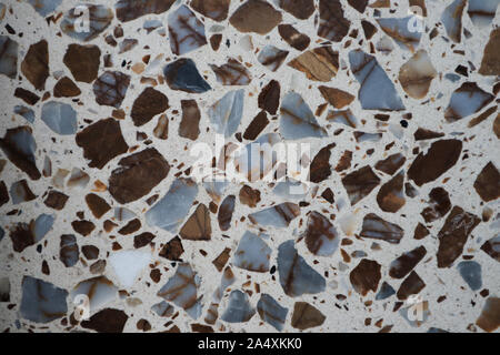 Nahaufnahme einer terrazzoboden von Steinen der verschiedenen Farben, sondern mit einem hellen Hintergrund gebildet Stockfoto