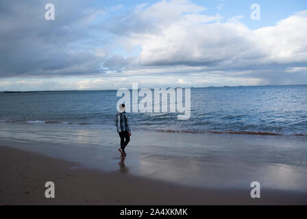 Männliches Modell bei Aberdeen Strand 2019 Stockfoto