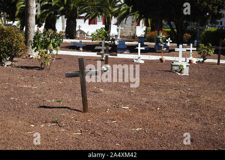 Landschaft in einem alten Friedhof mit Kreuzen auf dem Boden markieren der Gräber gesehen Stockfoto