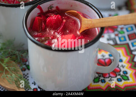 Vegan borscht diente in emaillierten Becher Stockfoto