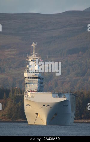 FS Tonnerre (L 9014), ein Mistral-Klasse amphibisches Schiff von der Französischen Marine betrieben, vor Anker aus Greenock nach Übung Griffin Streik 2019. Stockfoto