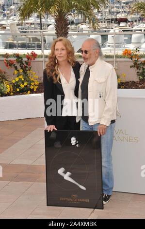 CANNES, Frankreich. 11. Mai 2011: Faye Dunaway & Geschäftsführer Jerry Schatzberg am Fotoshooting für ihren Film "Puzzle der eine Übertretung, Kind' an der 64th Festival de Cannes. Sie ist dargestellt mit das offizielle Plakat für das Festival, die ihr Foto Features. © 2011 Paul Smith/Featureflash Stockfoto