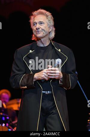 Hiawassee, GA, USA. 16 Okt, 2019. Gary Puckett auf der Bühne für Gary Puckett und Union Lücke im Konzert, Anderson Music Hall, Georgia Mountain Fairgrounds, Hiawassee, GA, 16. Oktober 2019. Credit: Derek Sturm/Everett Collection/Alamy leben Nachrichten Stockfoto