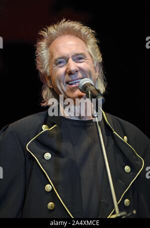 Hiawassee, GA, USA. 16 Okt, 2019. Gary Puckett auf der Bühne für Gary Puckett und Union Lücke im Konzert, Anderson Music Hall, Georgia Mountain Fairgrounds, Hiawassee, GA, 16. Oktober 2019. Credit: Derek Sturm/Everett Collection/Alamy leben Nachrichten Stockfoto