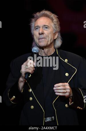 Hiawassee, GA, USA. 16 Okt, 2019. Gary Puckett auf der Bühne für Gary Puckett und Union Lücke im Konzert, Anderson Music Hall, Georgia Mountain Fairgrounds, Hiawassee, GA, 16. Oktober 2019. Credit: Derek Sturm/Everett Collection/Alamy leben Nachrichten Stockfoto