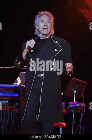 Hiawassee, GA, USA. 16 Okt, 2019. Gary Puckett auf der Bühne für Gary Puckett und Union Lücke im Konzert, Anderson Music Hall, Georgia Mountain Fairgrounds, Hiawassee, GA, 16. Oktober 2019. Credit: Derek Sturm/Everett Collection/Alamy leben Nachrichten Stockfoto