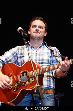 Hiawassee, GA, USA. 16 Okt, 2019. Justin Terry auf der Bühne für Gary Puckett und Union Lücke im Konzert, Anderson Music Hall, Georgia Mountain Fairgrounds, Hiawassee, GA, 16. Oktober 2019. Credit: Derek Sturm/Everett Collection/Alamy leben Nachrichten Stockfoto