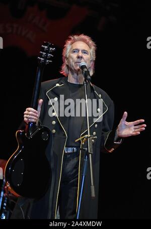 Hiawassee, GA, USA. 16 Okt, 2019. Gary Puckett auf der Bühne für Gary Puckett und Union Lücke im Konzert, Anderson Music Hall, Georgia Mountain Fairgrounds, Hiawassee, GA, 16. Oktober 2019. Credit: Derek Sturm/Everett Collection/Alamy leben Nachrichten Stockfoto